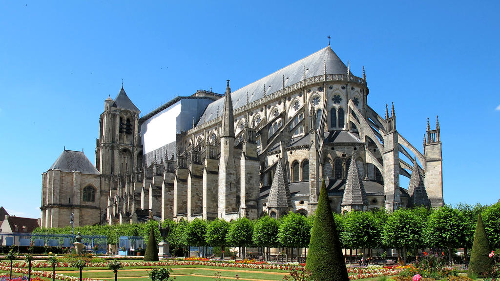 VTC Bourges cathédrale Saint-Étienne – chauffeur privé longues distances MonChauffeurVIP 06 18 33 21 74