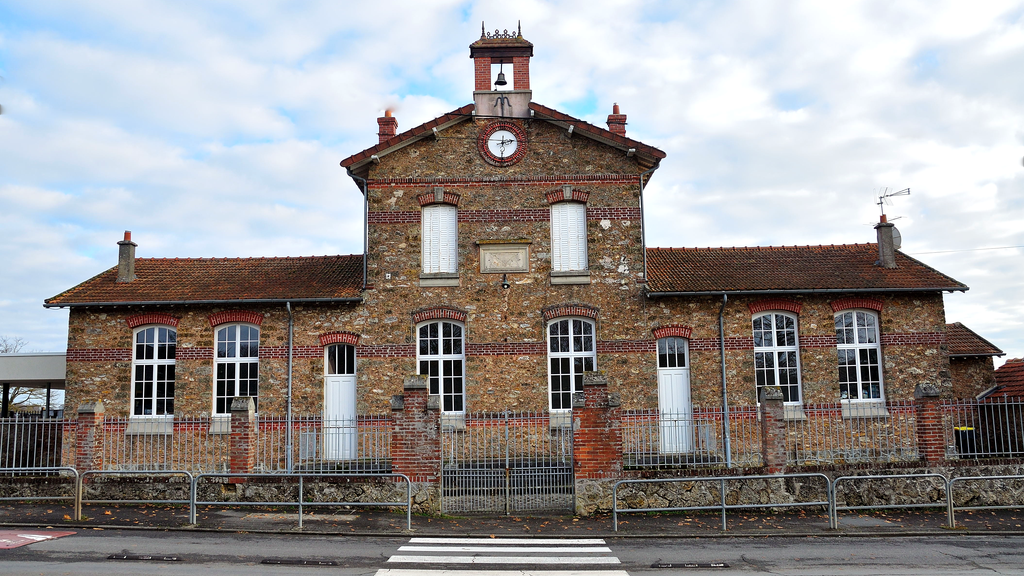 VTC Chauffry ancienne mairie-école patrimoine – chauffeur privé 77169 MonChauffeurVIP
