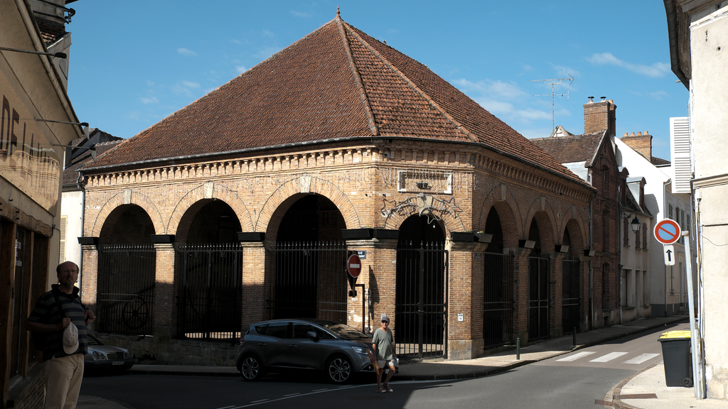 VTC Donnemarie-Dontilly halle de briques patrimoine – chauffeur privé 77520 MonChauffeurVIP
