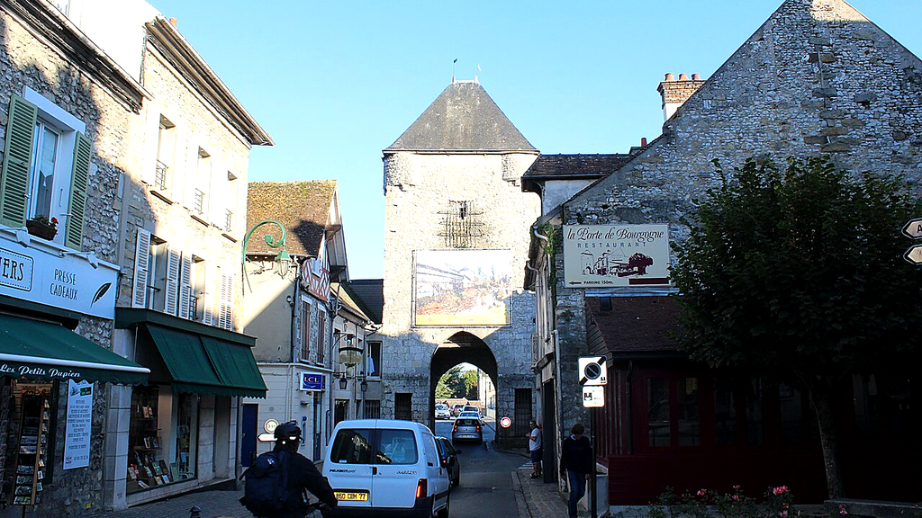 VTC Moret-sur-Loing Porte de Bourgogne cité médiévale – chauffeur privé 77250 MonChauffeurVIP