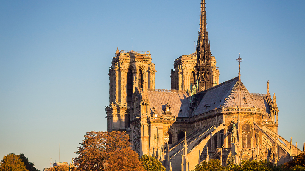 VTC Paris 4e Notre-Dame chevet – MonChauffeurVIP 06 18 33 21 74