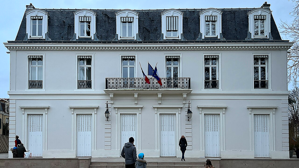 VTC Garches hôtel de ville – chauffeur privé 92380 MonChauffeurVIP 06 18 33 21 74