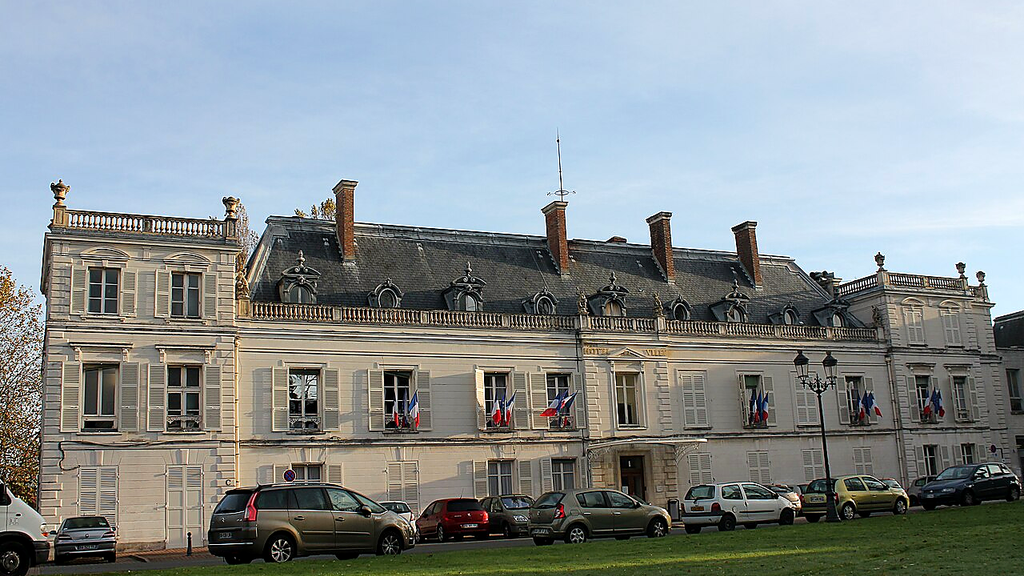 Hôtel de ville de Ris-Orangis – VTC chauffeur privé 91130 MonChauffeurVIP 06 18 33 21 74