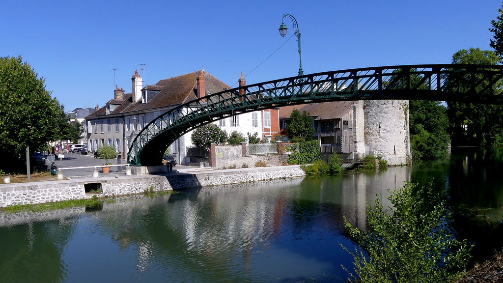 VTC Montargis passerelle Victor Hugo patrimoine canal – chauffeur privé 45200 MonChauffeurVIP