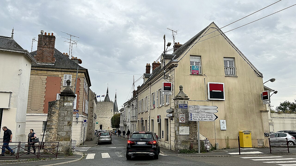 Porte de Chartres à Dourdan – VTC chauffeur privé 91410 MonChauffeurVIP 06 18 33 21 74