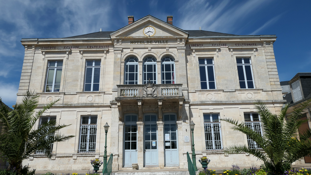 VTC Gien mairie hôtel de ville 45500 Loiret – MonChauffeurVIP 06 18 33 21 74