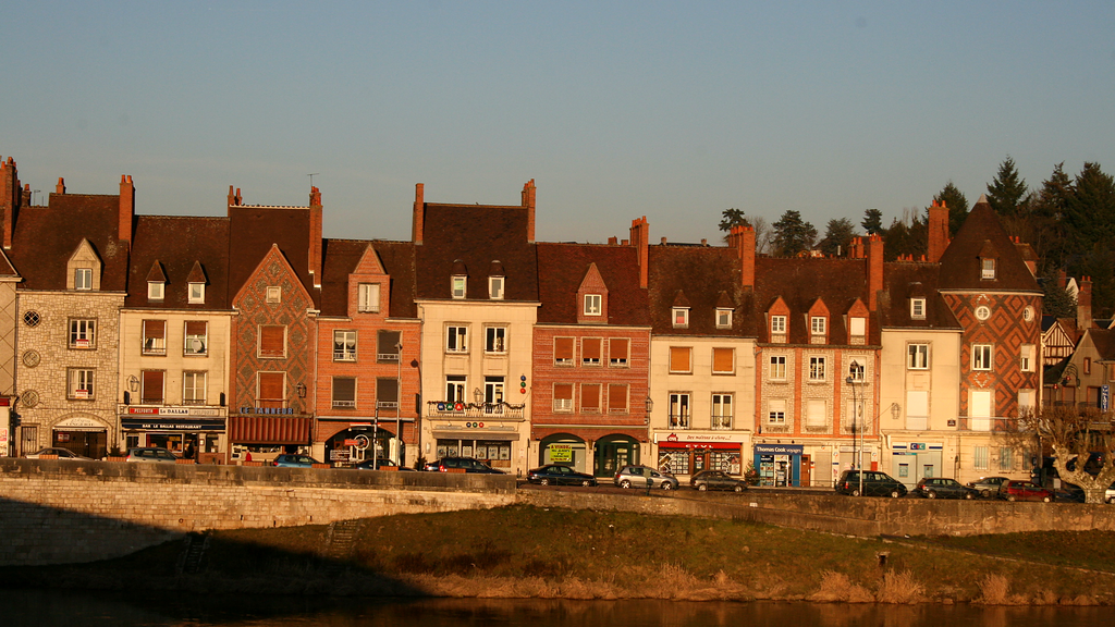 VTC Gien vieux pont sur la Loire patrimoine – chauffeur privé 45500 MonChauffeurVIP