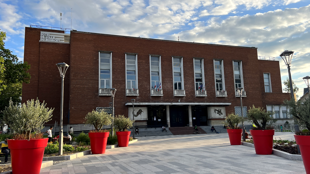 VTC Le Bourget hôtel de ville – chauffeur privé 93350 MonChauffeurVIP 06 18 33 21 74