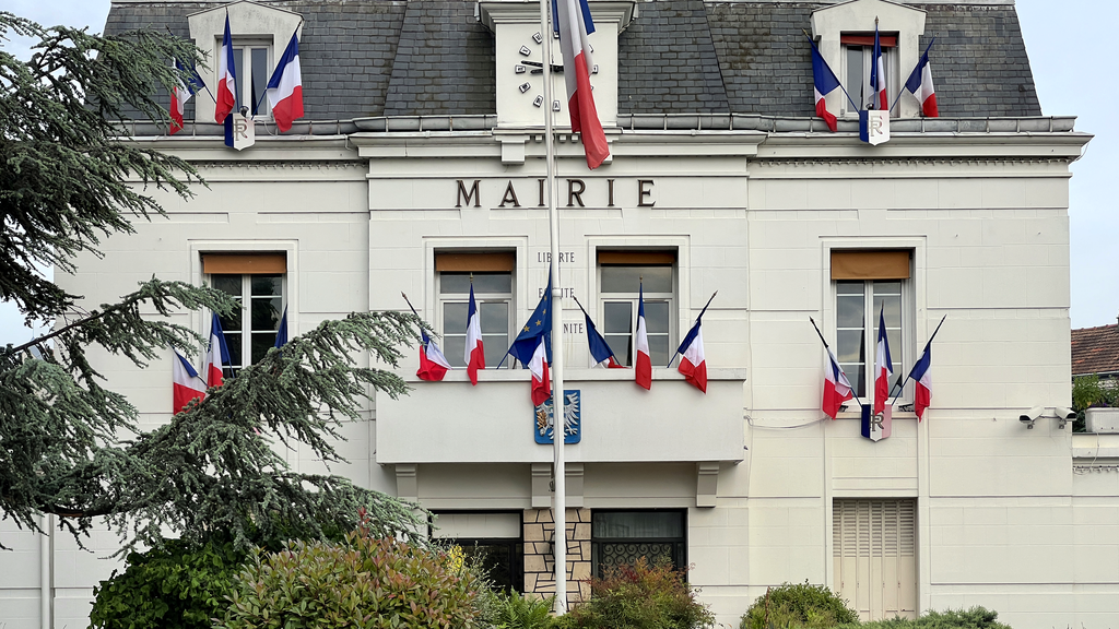VTC Neuilly-Plaisance hôtel de ville – chauffeur privé 93360 MonChauffeurVIP 06 18 33 21 74